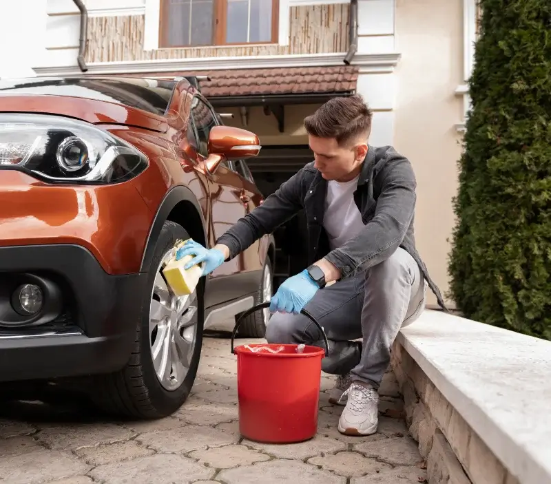 Lavage auto à domicile Plaine-d'Argenson : professionnel intervenant sur un véhicule